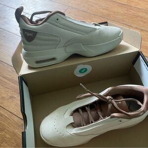 Jordan Max Aura 6 in Black and Brown